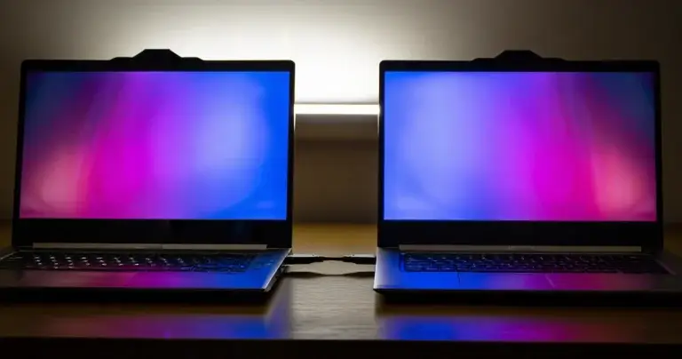 Mini-LED vs OLED peliläppäri 2026 – kumpi näyttö voittaa pelaamisessa?