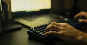 Paras peliläppäri: 240Hz vai 144Hz kilpapelaamiseen 2026?