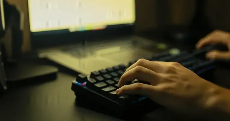 Paras peliläppäri: 240Hz vai 144Hz kilpapelaamiseen 2026?
