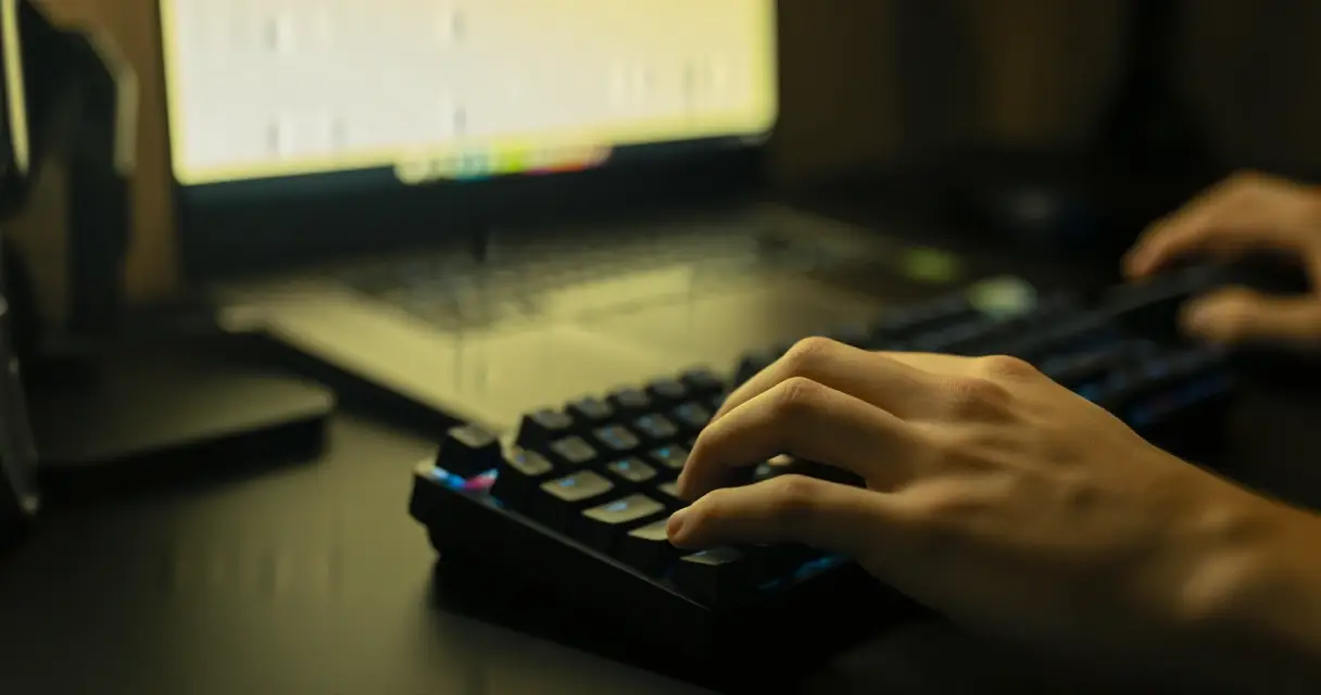 Paras peliläppäri: 240Hz vai 144Hz kilpapelaamiseen 2026?